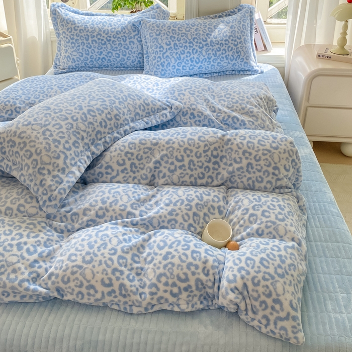 91家纺网 家纺一手货源 找家纺 尚美 2025新款热卖款亲肤舒适加绒加厚牛奶绒花边床盖款四件套双面绒 猫咪豹纹兰