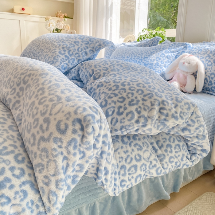 91家纺网 家纺一手货源 找家纺 尚美 2025新款热卖款亲肤舒适加绒加厚牛奶绒花边床盖款四件套双面绒 猫咪豹纹兰