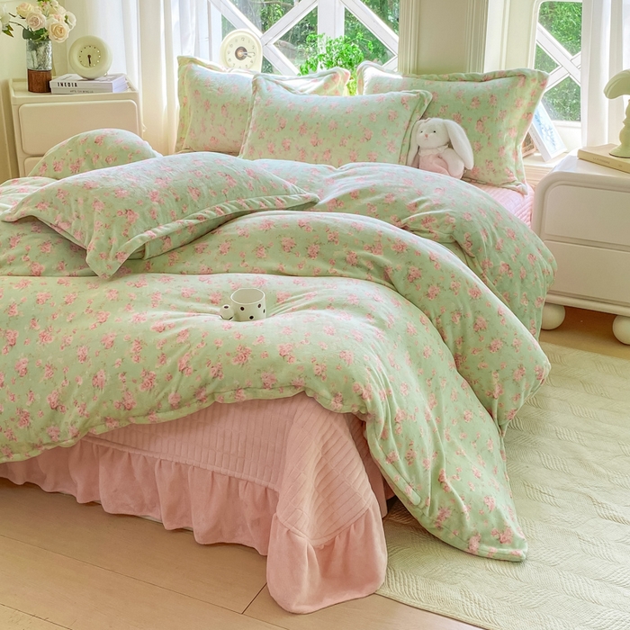 91家纺网 家纺一手货源 找家纺 尚美 2025新款热卖款亲肤舒适加绒加厚牛奶绒花边床盖款四件套双面绒 梦情