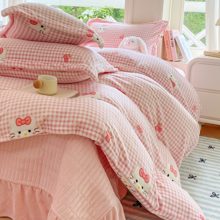 91家纺网 家纺一手货源 找家纺 尚美 2025新款热卖款亲肤舒适加绒加厚牛奶绒花边床盖款四件套双面绒 粉色猫