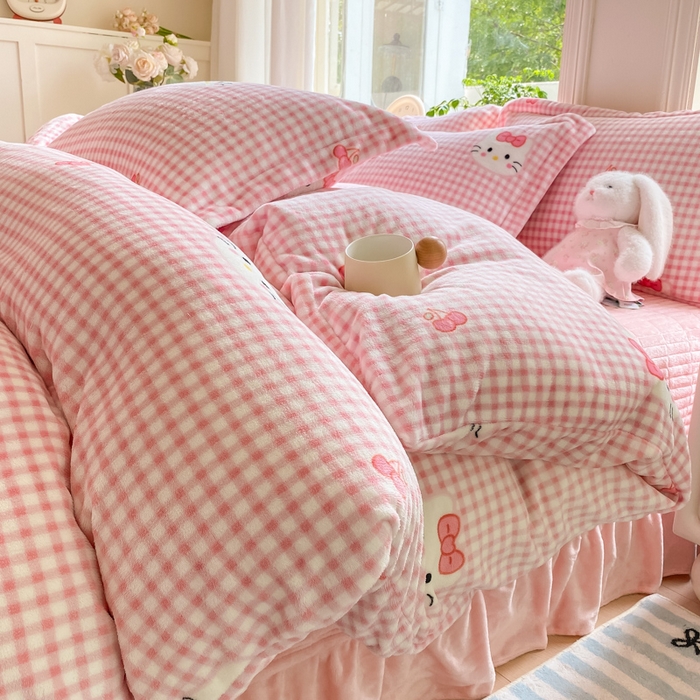 91家纺网 家纺一手货源 找家纺 尚美 2025新款热卖款亲肤舒适加绒加厚牛奶绒花边床盖款四件套双面绒 粉色猫