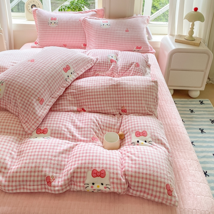 91家纺网 家纺一手货源 找家纺 尚美 2025新款热卖款亲肤舒适加绒加厚牛奶绒花边床盖款四件套双面绒 粉色猫