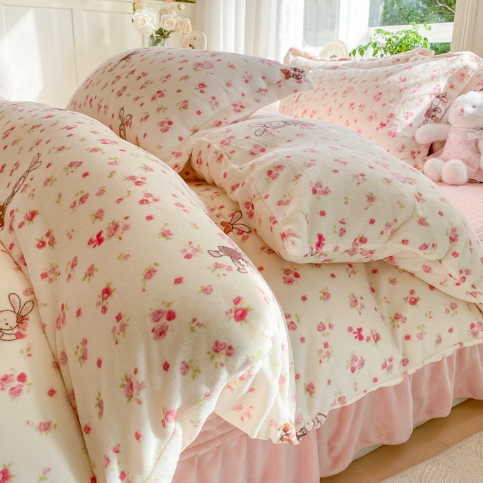 91家纺网 家纺一手货源 找家纺 尚美 2025新款热卖款亲肤舒适加绒加厚牛奶绒花边床盖款四件套双面绒 粉色兔