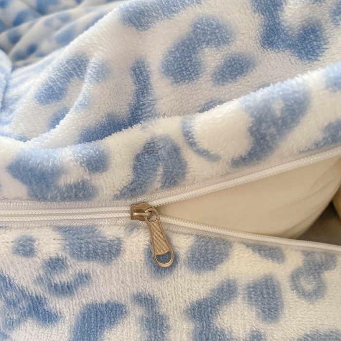 91家纺网 家纺一手货源 找家纺 尚美 2025新款热卖款亲肤舒适加绒加厚牛奶绒花边床盖款四件套双面绒 猫咪豹纹兰