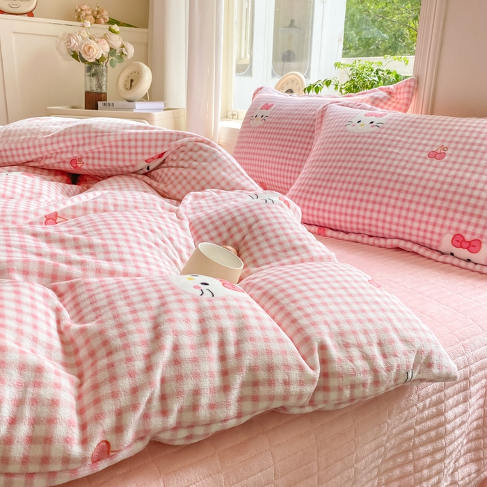 91家纺网 家纺一手货源 找家纺 尚美 2025新款热卖款亲肤舒适加绒加厚牛奶绒花边床盖款四件套双面绒 粉色猫