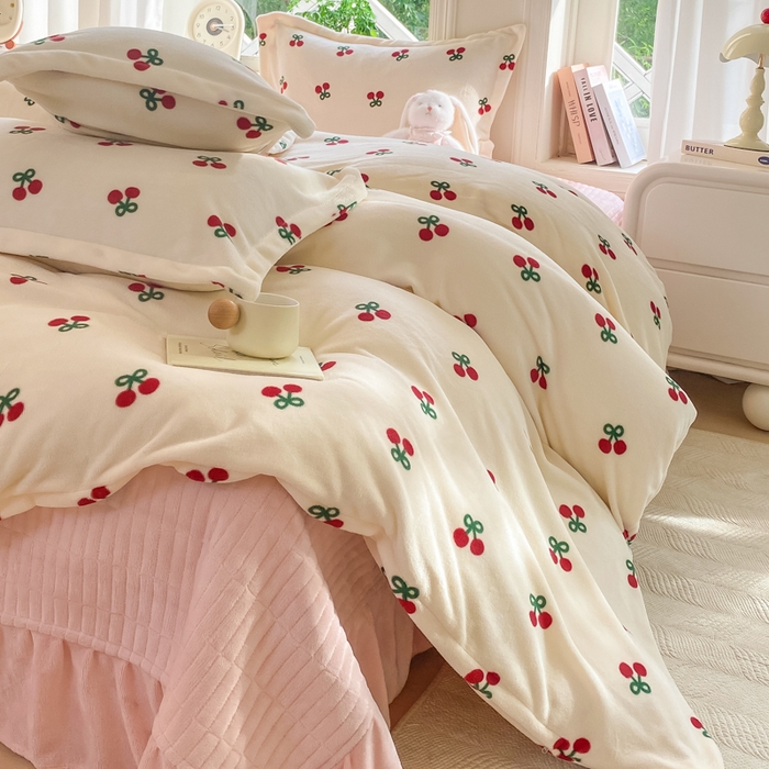 91家纺网 家纺一手货源 找家纺 尚美 2025新款热卖款亲肤舒适加绒加厚牛奶绒花边床盖款四件套双面绒 樱红AA