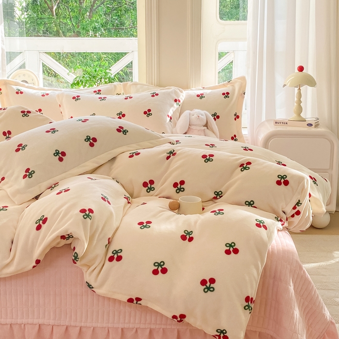 91家纺网 家纺一手货源 找家纺 尚美 2025新款热卖款亲肤舒适加绒加厚牛奶绒花边床盖款四件套双面绒 樱红AA