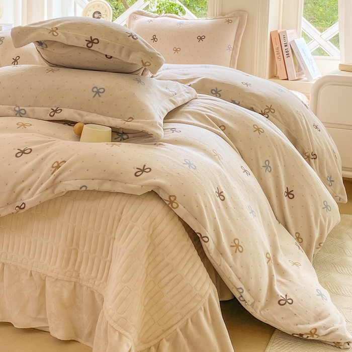 91家纺网 家纺一手货源 找家纺 尚美 2025新款热卖款亲肤舒适加绒加厚牛奶绒花边床盖款四件套双面绒 蝶舞AA