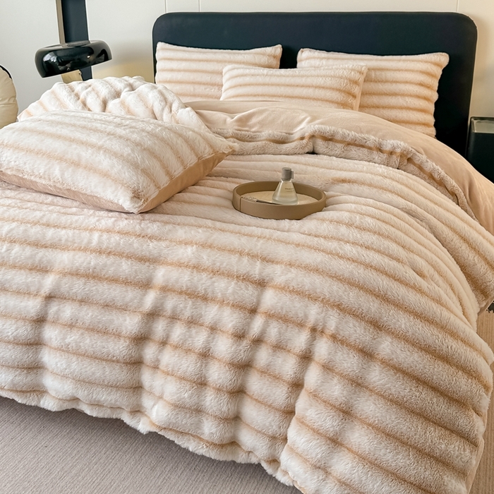 91家纺网 家纺一手货源 找家纺 居易简 2025新款亲肤保暖皮草绒牛奶绒AB面美拉德抽条兔毛绒四件套 奶油白