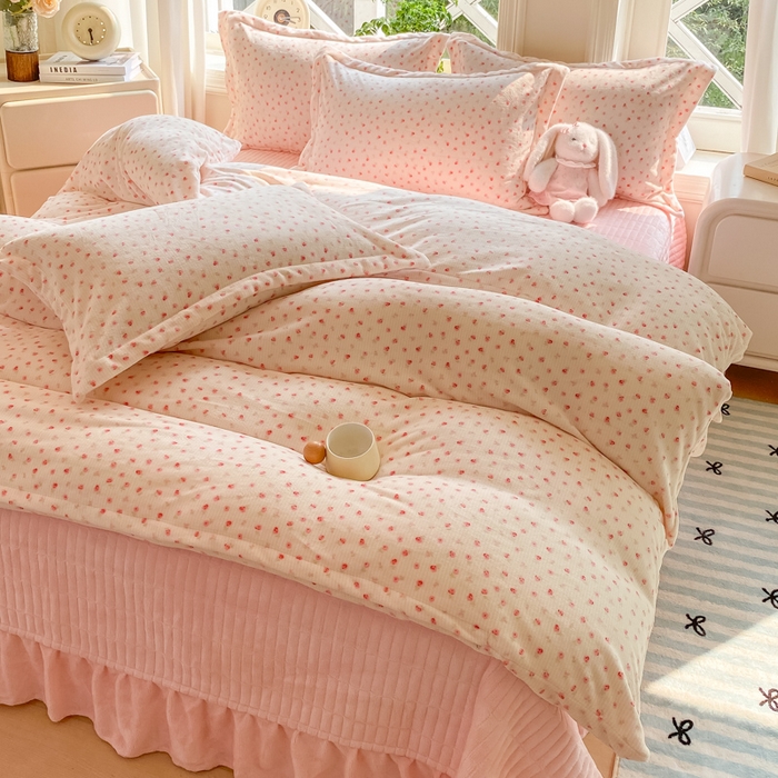 91家纺网 家纺一手货源 找家纺 尚美 2025新款热卖款亲肤舒适加绒加厚牛奶绒花边床盖款四件套双面绒 小清新