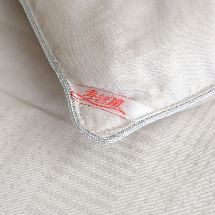 91家纺网 家纺一手货源 找家纺 越宏顺2025新款60s纯棉提花蚕丝被 浅灰