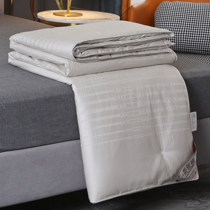 91家纺网 家纺一手货源 找家纺 越宏顺2025新款60s纯棉提花蚕丝被 浅灰