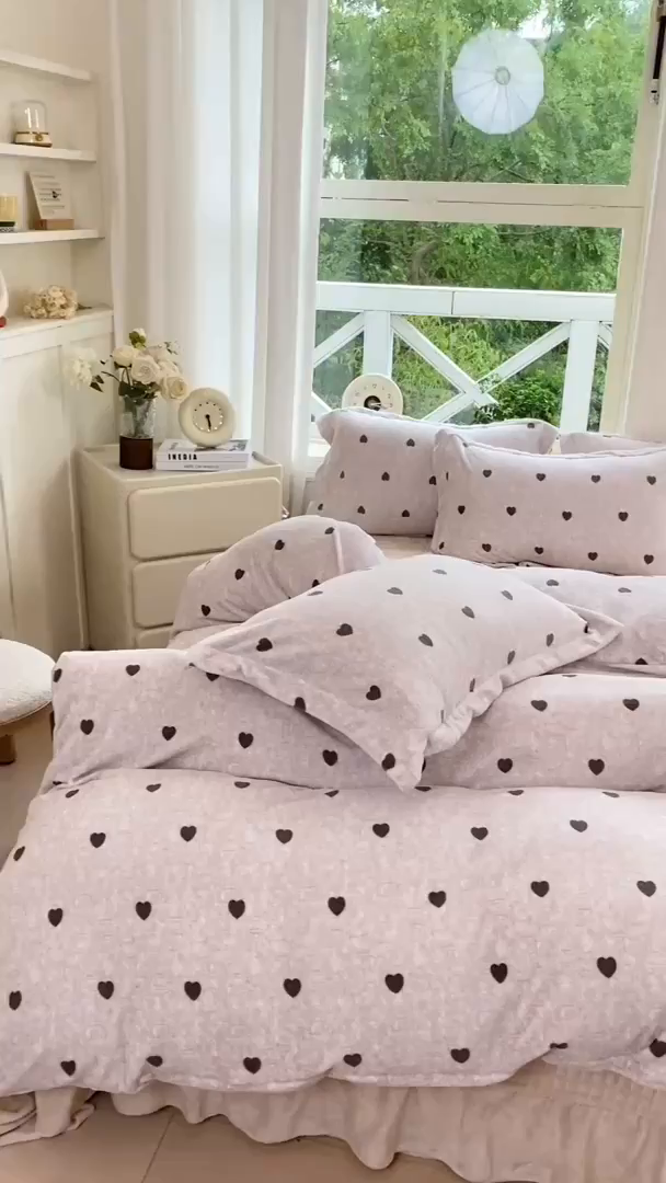 91家纺网 家纺一手货源 找家纺 尚美 2025新款热卖款亲肤舒适加绒加厚牛奶绒花边床盖款四件套双面绒 爱心字母