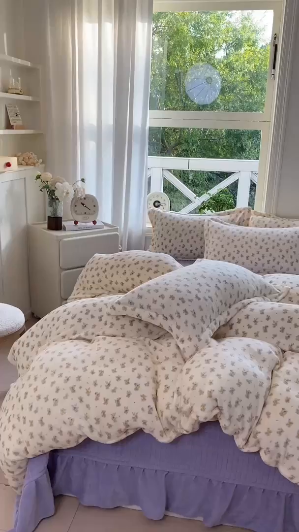 91家纺网 家纺一手货源 找家纺 尚美 2025新款热卖款亲肤舒适加绒加厚牛奶绒花边床盖款四件套双面绒 紫薇A