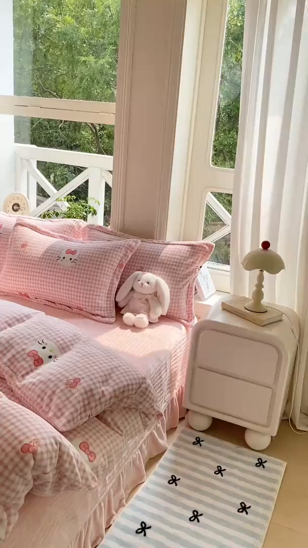 91家纺网 家纺一手货源 找家纺 尚美 2025新款热卖款亲肤舒适加绒加厚牛奶绒花边床盖款四件套双面绒 粉色猫