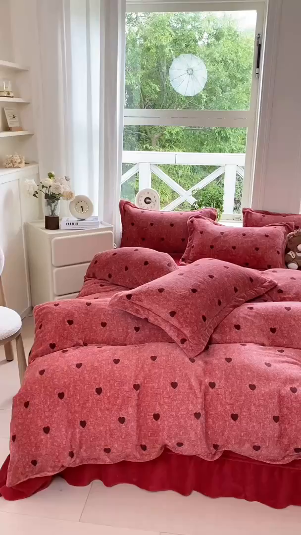 91家纺网 家纺一手货源 找家纺 尚美 2025新款热卖款亲肤舒适加绒加厚牛奶绒花边床盖款四件套双面绒 红心AA