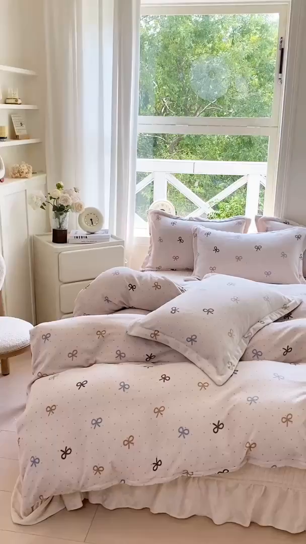 91家纺网 家纺一手货源 找家纺 尚美 2025新款热卖款亲肤舒适加绒加厚牛奶绒花边床盖款四件套双面绒 蝶舞AA