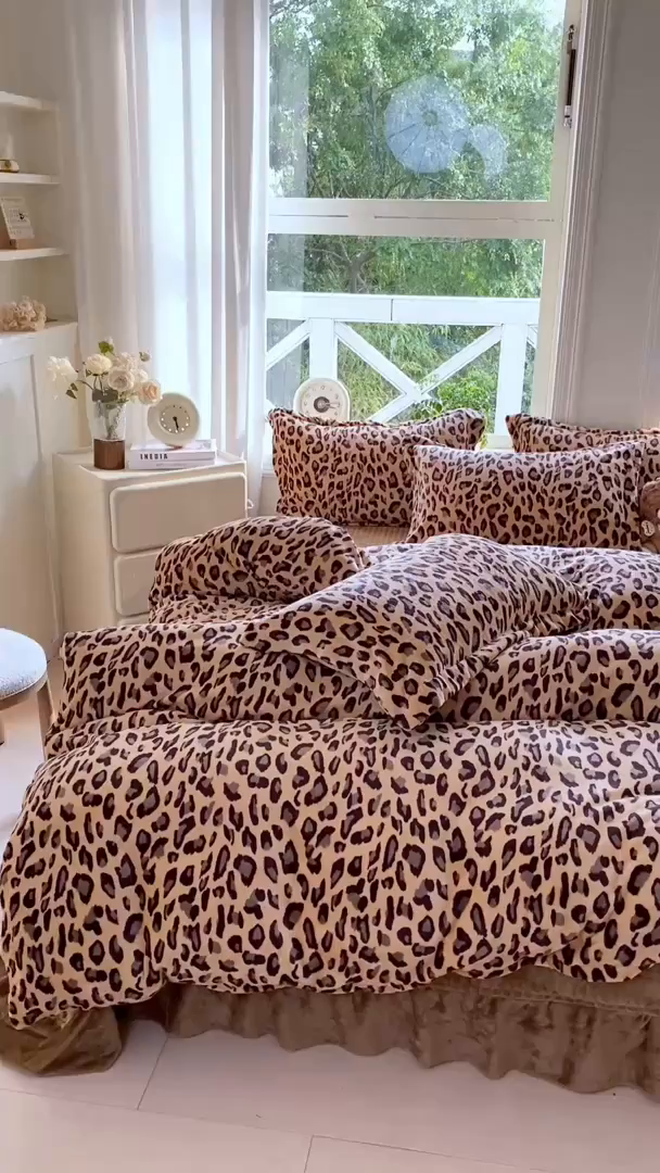 91家纺网 家纺一手货源 找家纺 尚美 2025新款热卖款亲肤舒适加绒加厚牛奶绒花边床盖款四件套双面绒 大卡豹纹