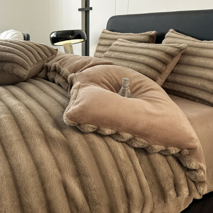 91家纺网 家纺一手货源 找家纺 居易简 2025新款亲肤保暖皮草绒牛奶绒AB面美拉德抽条兔毛绒四件套 奶油咖