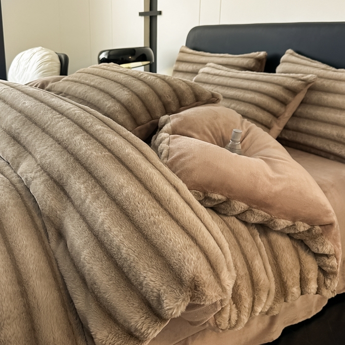 91家纺网 家纺一手货源 找家纺 居易简 2025新款亲肤保暖皮草绒牛奶绒AB面美拉德抽条兔毛绒四件套 奶油咖