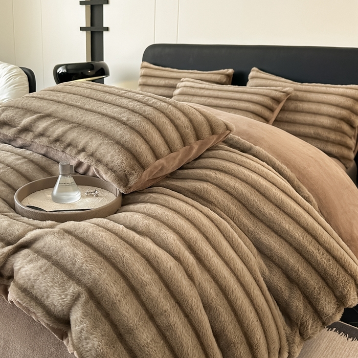 91家纺网 家纺一手货源 找家纺 居易简 2025新款亲肤保暖皮草绒牛奶绒AB面美拉德抽条兔毛绒四件套 奶油咖