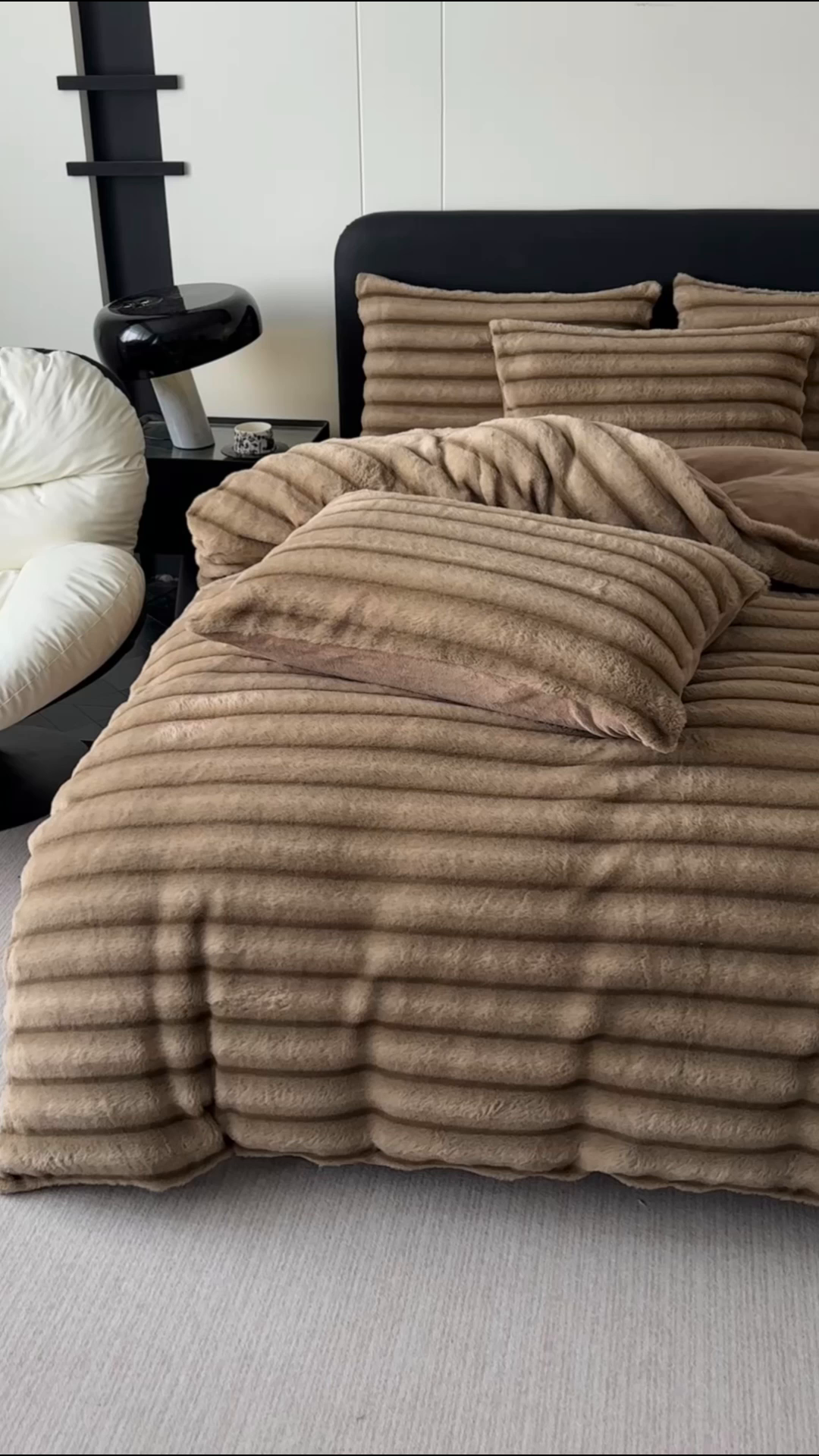 91家纺网 家纺一手货源 找家纺 居易简 2025新款亲肤保暖皮草绒牛奶绒AB面美拉德抽条兔毛绒四件套 奶油咖