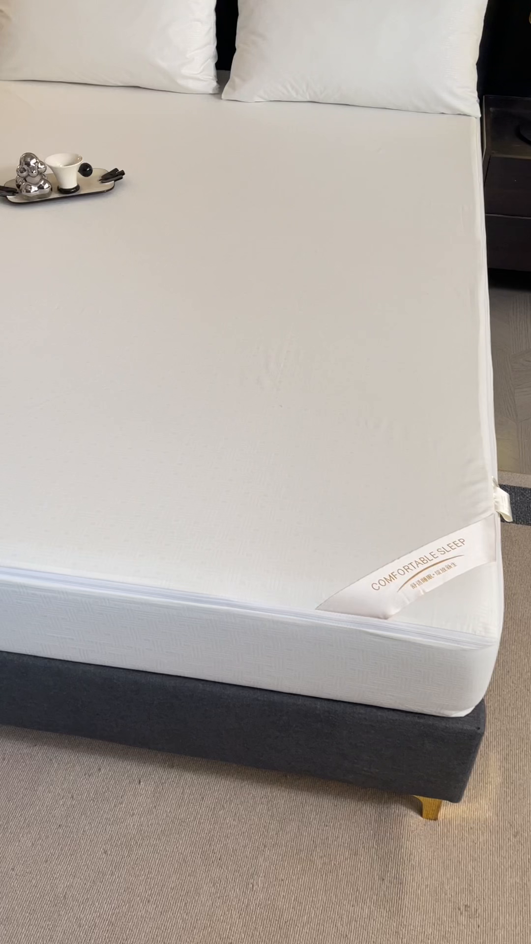 91家纺网 家纺一手货源 找家纺 糯米猪家纺 2025春夏新款亲肤棉六面全包防水压花床笠单件单床笠 典雅白