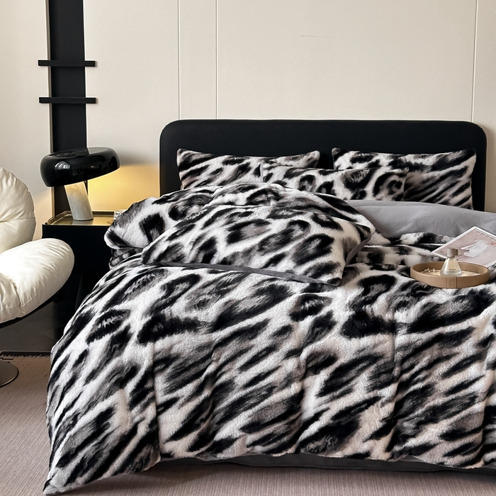 91家纺网 家纺一手货源 找家纺 居易简 2025新款亲肤保暖皮草绒牛奶绒AB面美拉德抽条兔毛绒四件套 轻奢豹纹