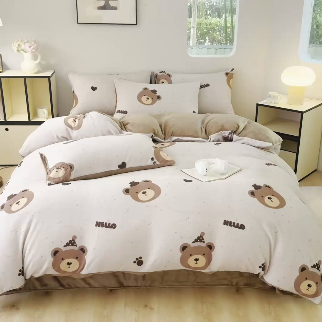 91家纺网 家纺一手货源 找家纺 王朝国际 2026新款高克重牛奶绒印花四件套 小熊奶盖