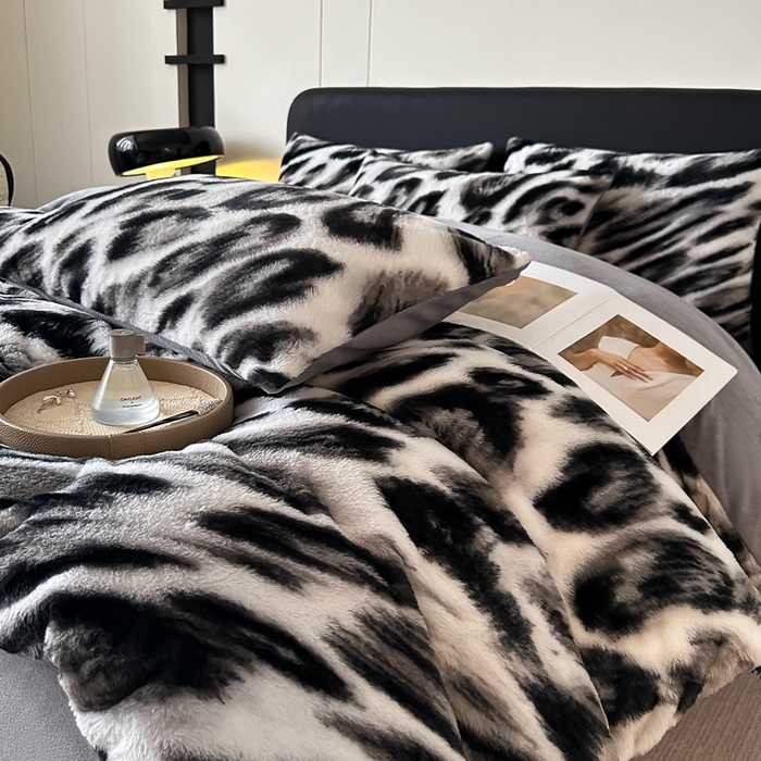 91家纺网 家纺一手货源 找家纺 居易简 2025新款亲肤保暖皮草绒牛奶绒AB面美拉德抽条兔毛绒四件套 轻奢豹纹