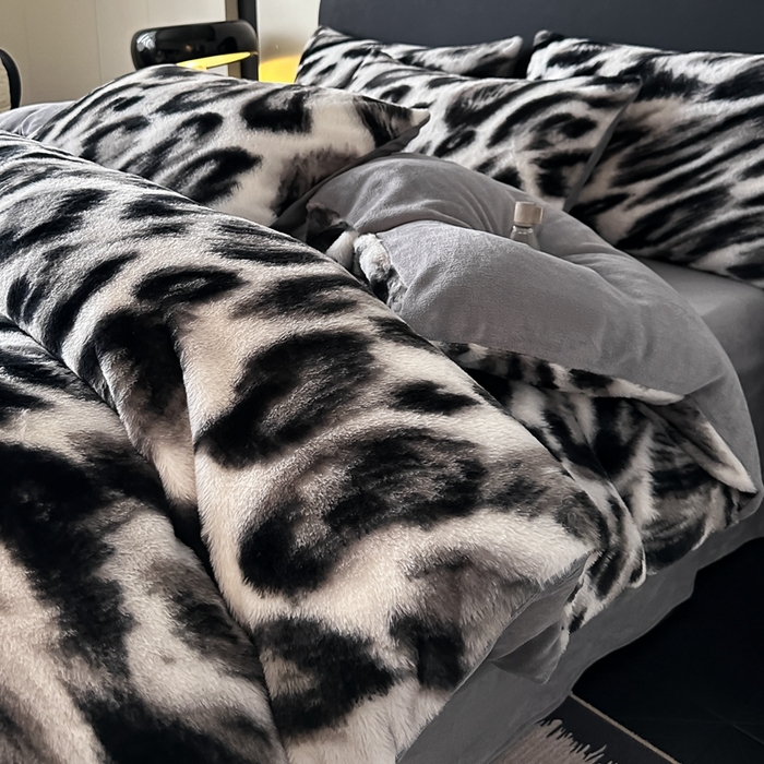 91家纺网 家纺一手货源 找家纺 居易简 2025新款亲肤保暖皮草绒牛奶绒AB面美拉德抽条兔毛绒四件套 轻奢豹纹