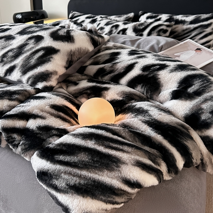 91家纺网 家纺一手货源 找家纺 居易简 2025新款亲肤保暖皮草绒牛奶绒AB面美拉德抽条兔毛绒四件套 轻奢豹纹