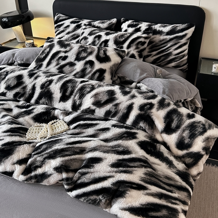 91家纺网 家纺一手货源 找家纺 居易简 2025新款亲肤保暖皮草绒牛奶绒AB面美拉德抽条兔毛绒四件套 轻奢豹纹