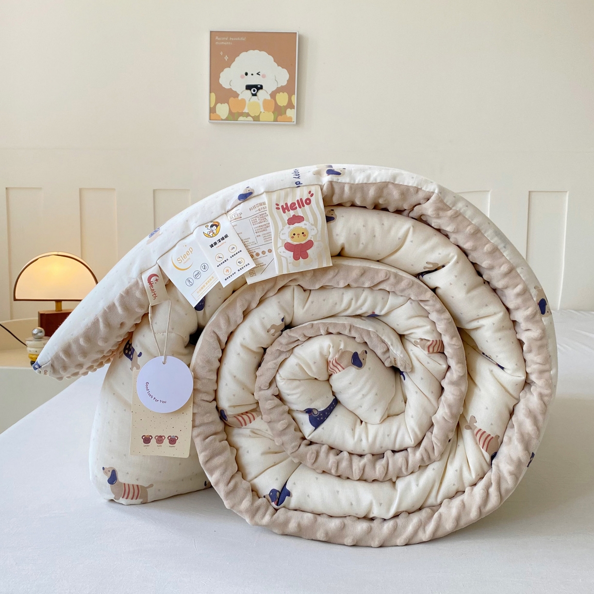 91家纺网 家纺一手货源 找家纺 小叮当家纺仓储工厂店 2025新款A类母婴级全棉双层纱婴儿绒210g豆豆被20%大豆纤维单人双人被芯 腊肠狗