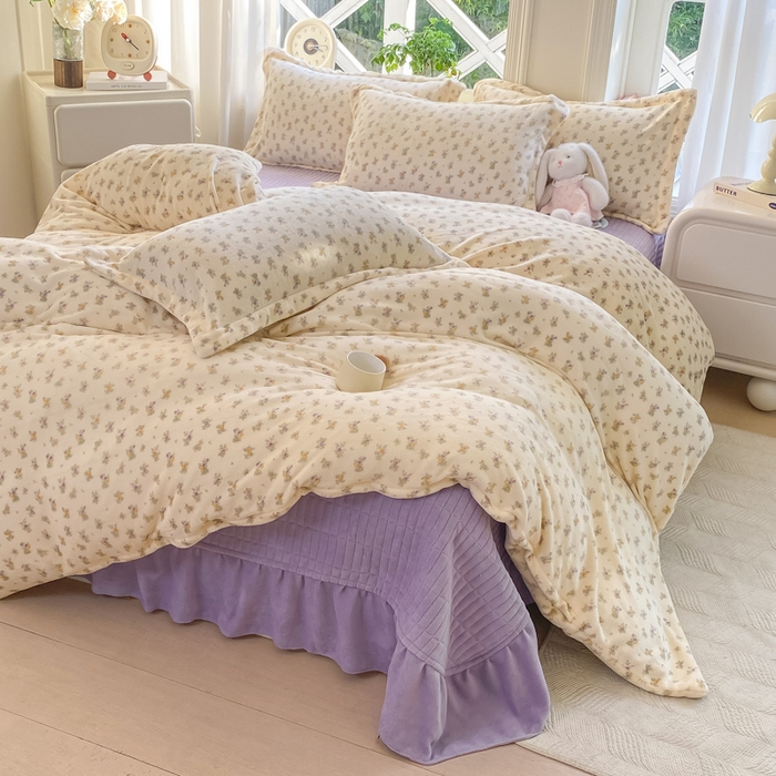 91家纺网 家纺一手货源 找家纺 尚美 2025新款热卖款亲肤舒适加绒加厚牛奶绒花边床盖款四件套双面绒 紫薇A