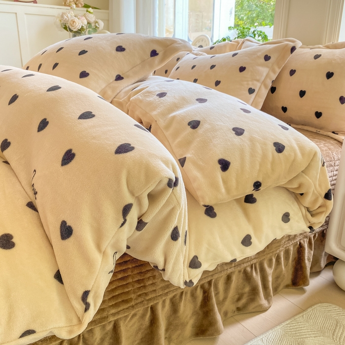 91家纺网 家纺一手货源 找家纺 尚美 2025新款热卖款亲肤舒适加绒加厚牛奶绒花边床盖款四件套双面绒 爱心字母