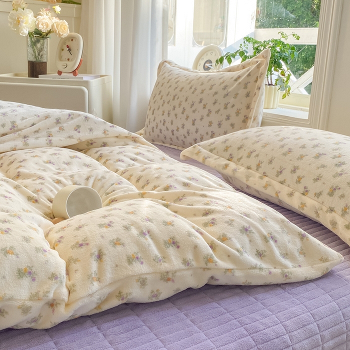 91家纺网 家纺一手货源 找家纺 尚美 2025新款热卖款亲肤舒适加绒加厚牛奶绒花边床盖款四件套双面绒 紫薇A