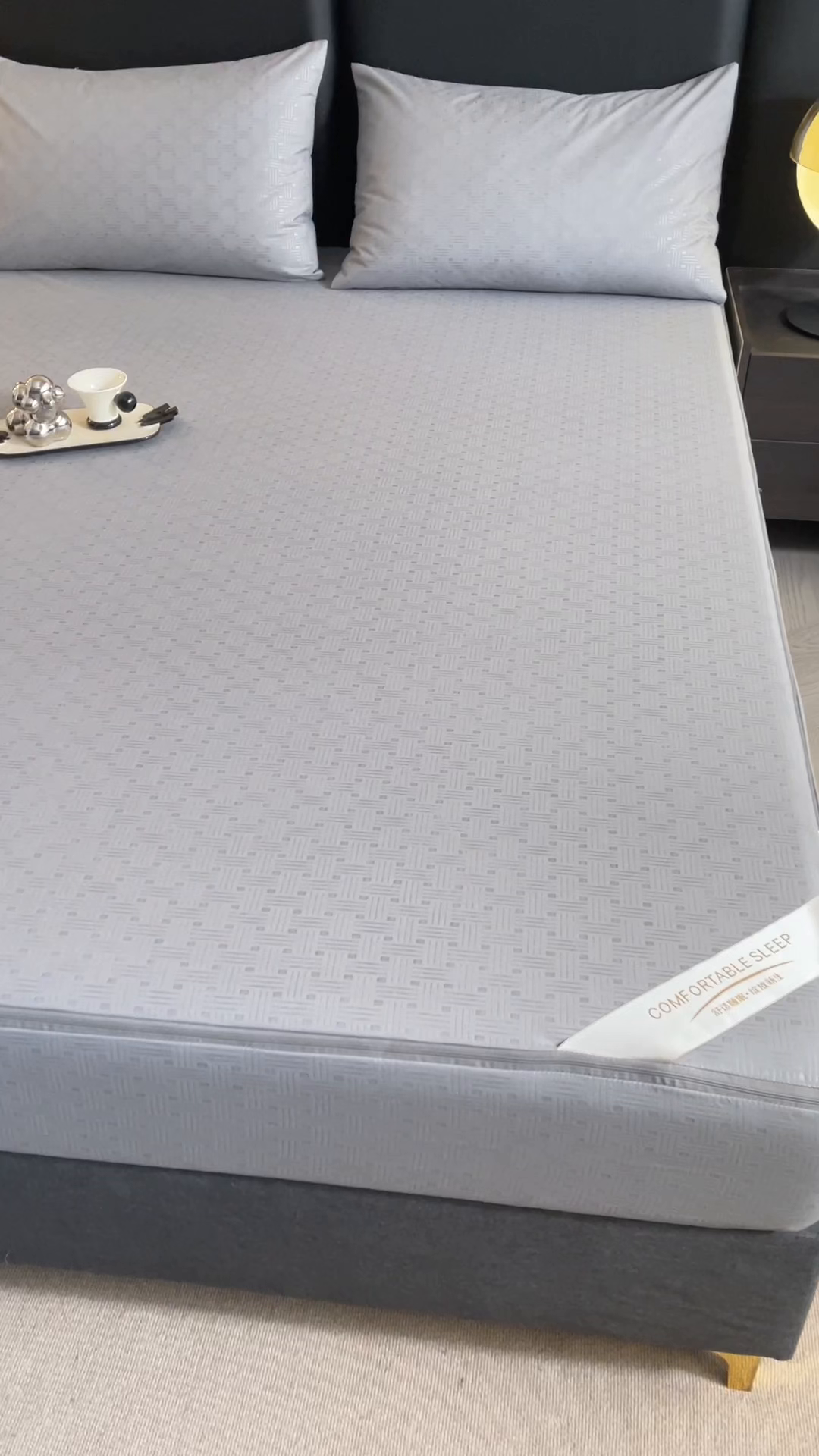 91家纺网 家纺一手货源 找家纺 糯米猪家纺 2025春夏新款亲肤棉六面全包防水压花床笠单件单床笠 高级灰