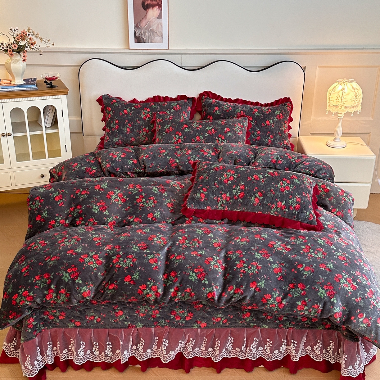 91家纺网 家纺一手货源 找家纺 （总）雅眠居 2025新款直播爆款牛奶绒印花床盖四件套双层蕾丝花边床裙单件三件套