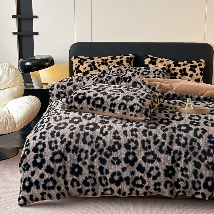 91家纺网 家纺一手货源 找家纺 居易简 2025新款亲肤保暖皮草绒牛奶绒AB面美拉德抽条兔毛绒四件套 时尚豹纹