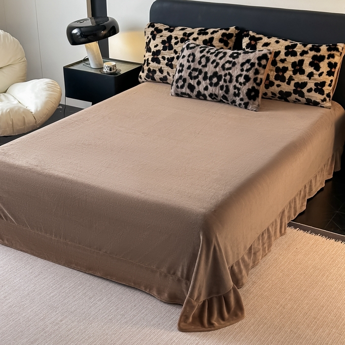 91家纺网 家纺一手货源 找家纺 居易简 2025新款亲肤保暖皮草绒牛奶绒AB面美拉德抽条兔毛绒四件套 时尚豹纹