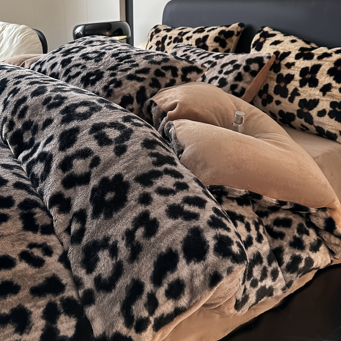 91家纺网 家纺一手货源 找家纺 居易简 2025新款亲肤保暖皮草绒牛奶绒AB面美拉德抽条兔毛绒四件套 时尚豹纹