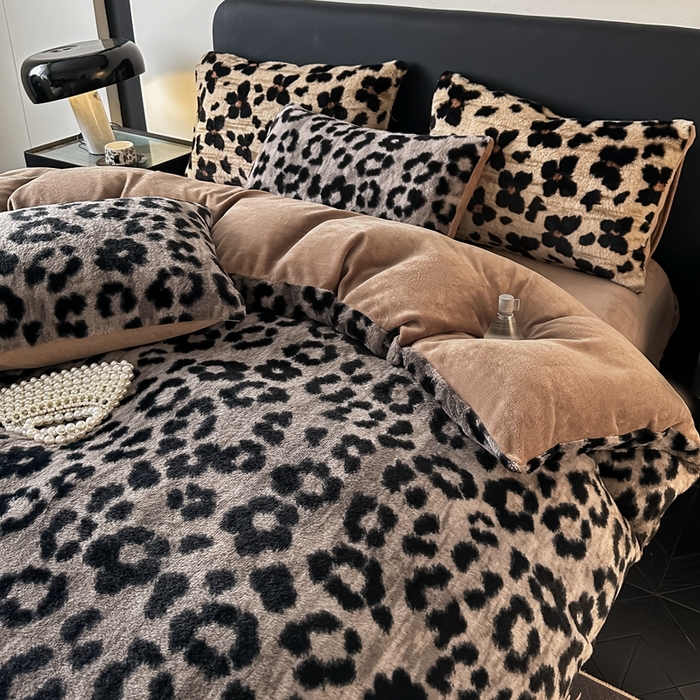 91家纺网 家纺一手货源 找家纺 居易简 2025新款亲肤保暖皮草绒牛奶绒AB面美拉德抽条兔毛绒四件套 时尚豹纹