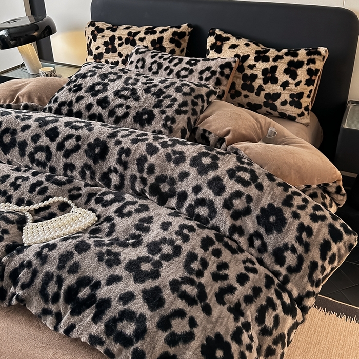 91家纺网 家纺一手货源 找家纺 居易简 2025新款亲肤保暖皮草绒牛奶绒AB面美拉德抽条兔毛绒四件套 时尚豹纹