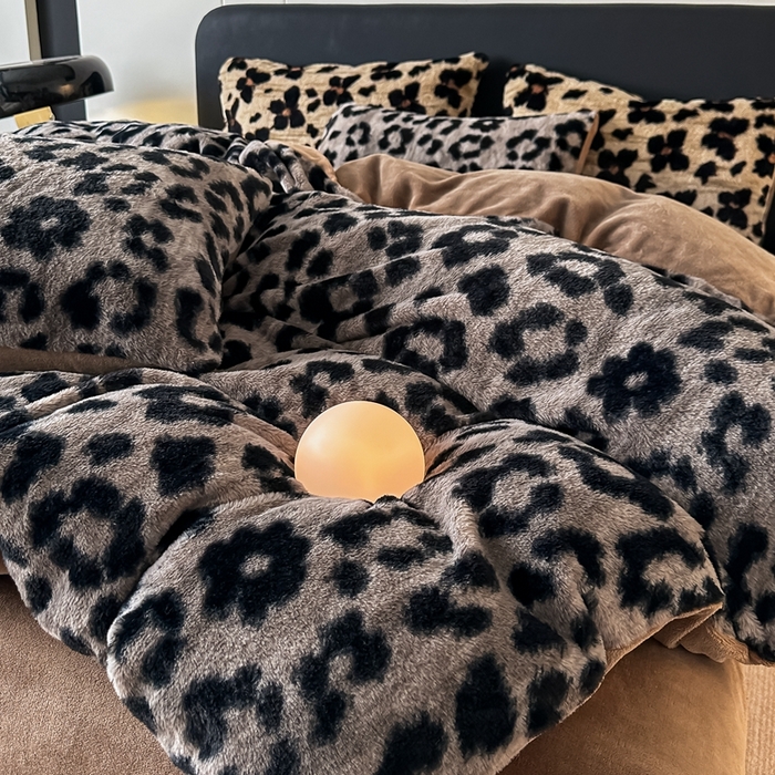 91家纺网 家纺一手货源 找家纺 居易简 2025新款亲肤保暖皮草绒牛奶绒AB面美拉德抽条兔毛绒四件套 时尚豹纹