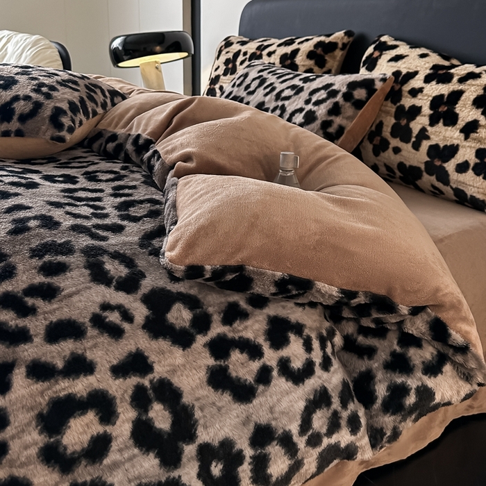 91家纺网 家纺一手货源 找家纺 居易简 2025新款亲肤保暖皮草绒牛奶绒AB面美拉德抽条兔毛绒四件套 时尚豹纹