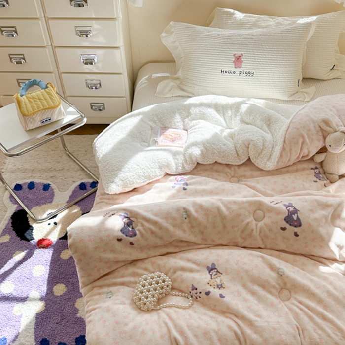 91家纺网 家纺一手货源 找家纺 寐居家纺 2025新款牛奶绒+羊羔绒被子被芯 春日女孩