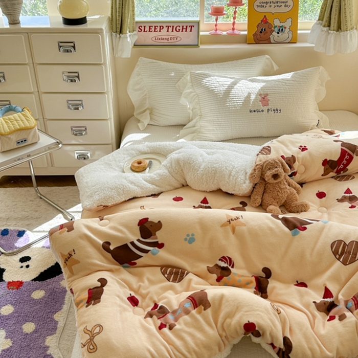 91家纺网 家纺一手货源 找家纺 寐居家纺 2025新款牛奶绒+羊羔绒被子被芯 开心腊肠狗