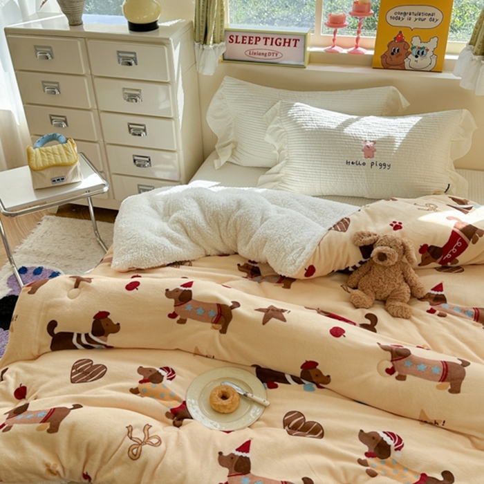 91家纺网 家纺一手货源 找家纺 寐居家纺 2025新款牛奶绒+羊羔绒被子被芯 开心腊肠狗