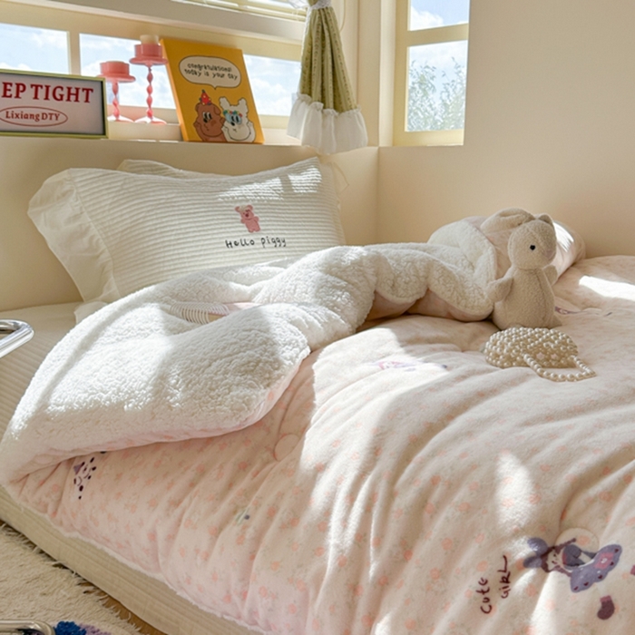 91家纺网 家纺一手货源 找家纺 寐居家纺 2025新款牛奶绒+羊羔绒被子被芯 春日女孩